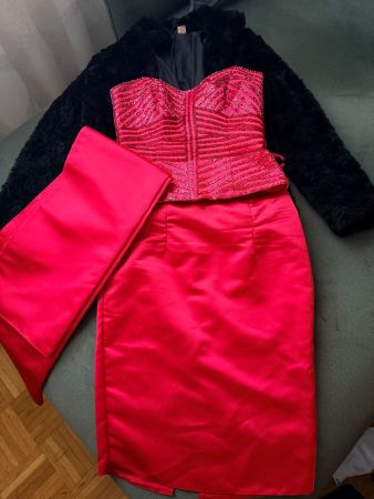 Rotes Partykleid mit Steinen, Grösse 36/38 -wie neu!
