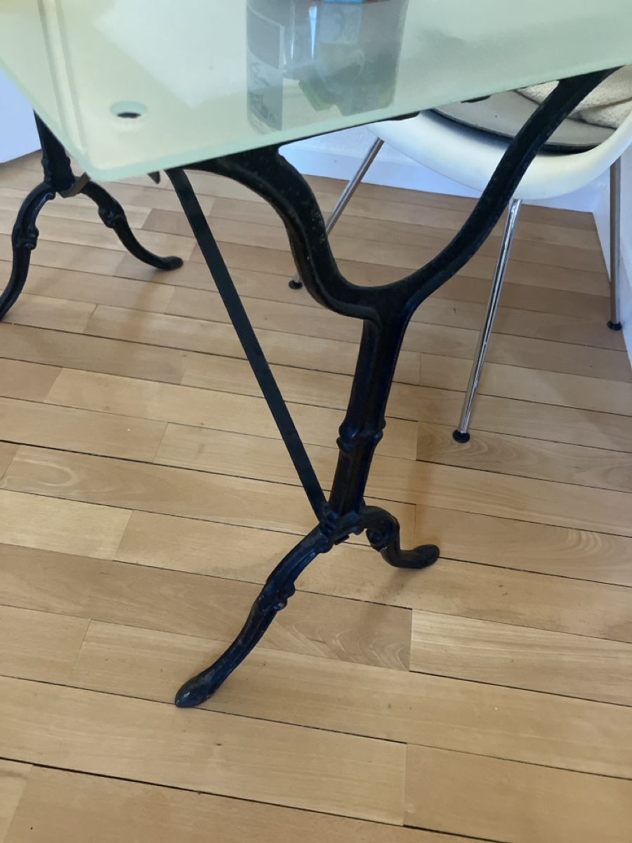 Tavoli: Antiker Tisch mit Glasplatte – Usato da Olten venduto da patpeyer 1