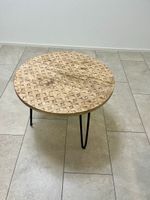 Runder Couchtisch mit Muster und Metallbeinen