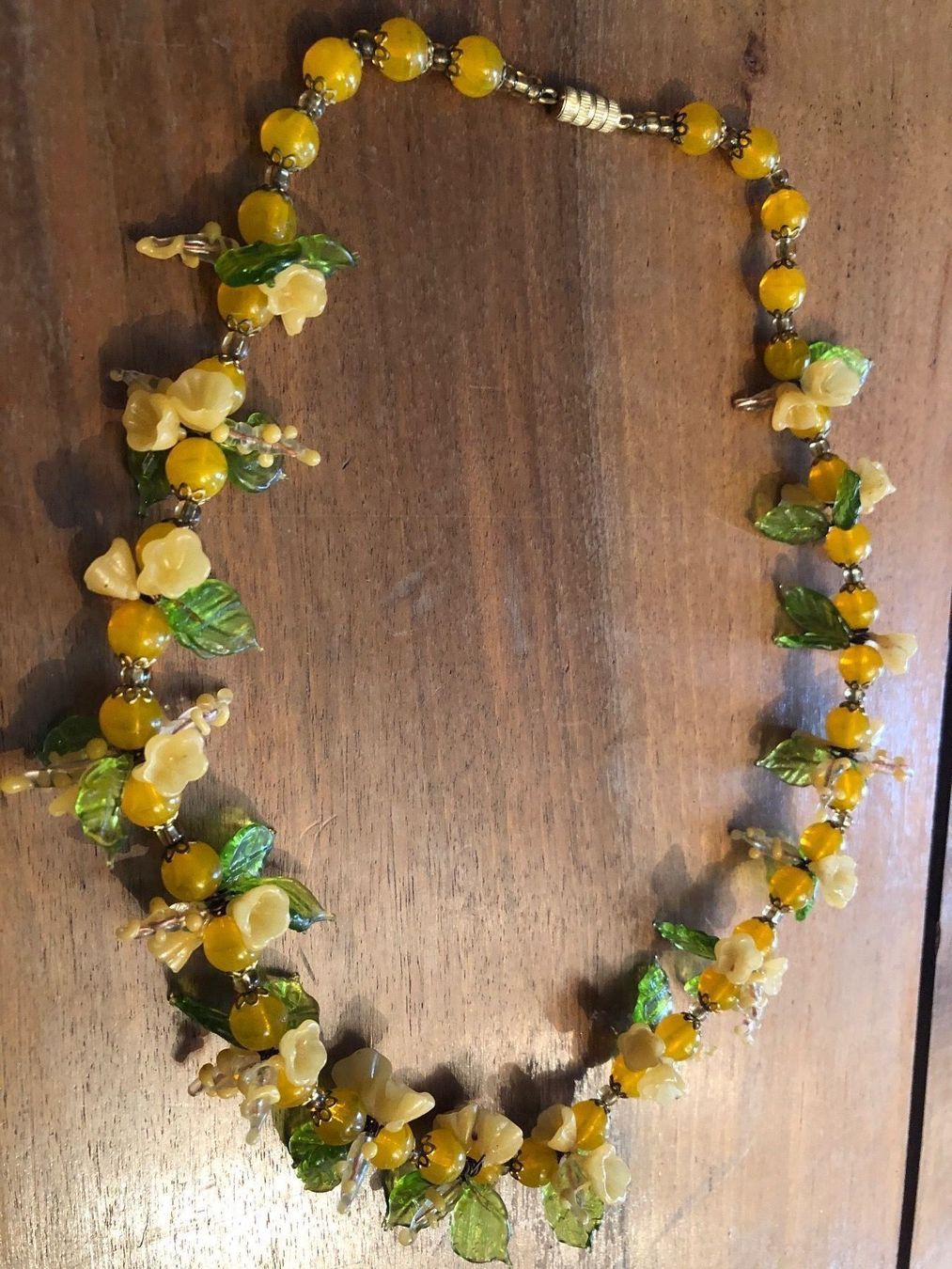 Catenine: GABLONZER GLASBLÜTEN Collier.Gelb farben – Nuovo (secondo la descrizione) da Wald ZH venduto da mlnt 2