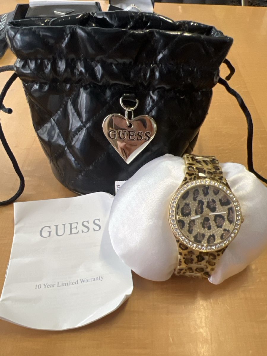 Guess Orologi: Guess Damenuhr Leopard mit Etui neu – Nuovo e nell'imballaggio originale da Rorschach venduto da TrendyDeals