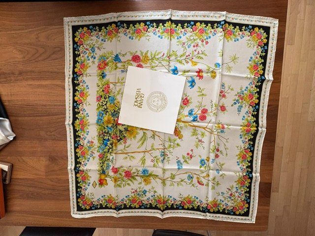 Versace Foulard & Sciarpe: Gianni Versace Foulard – Usato da Muri b. Bern venduto da kel_gl8w