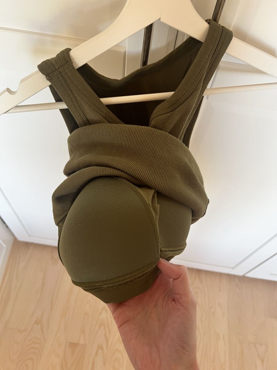 Top: Top vert kaki brassière intégrée UNIQLO – Usato da  venduto da  1