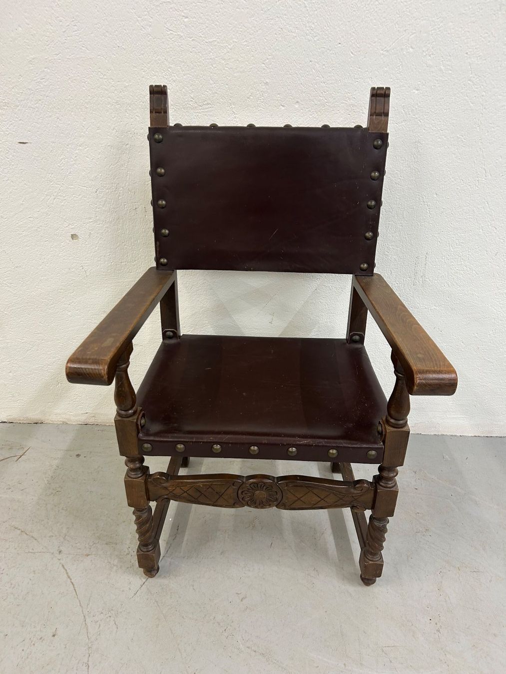 Sessel: spanischer Kolonial Ledersessel Eiche Leder ca. um 1890 (2) – Gebraucht aus Zürich von Levelart