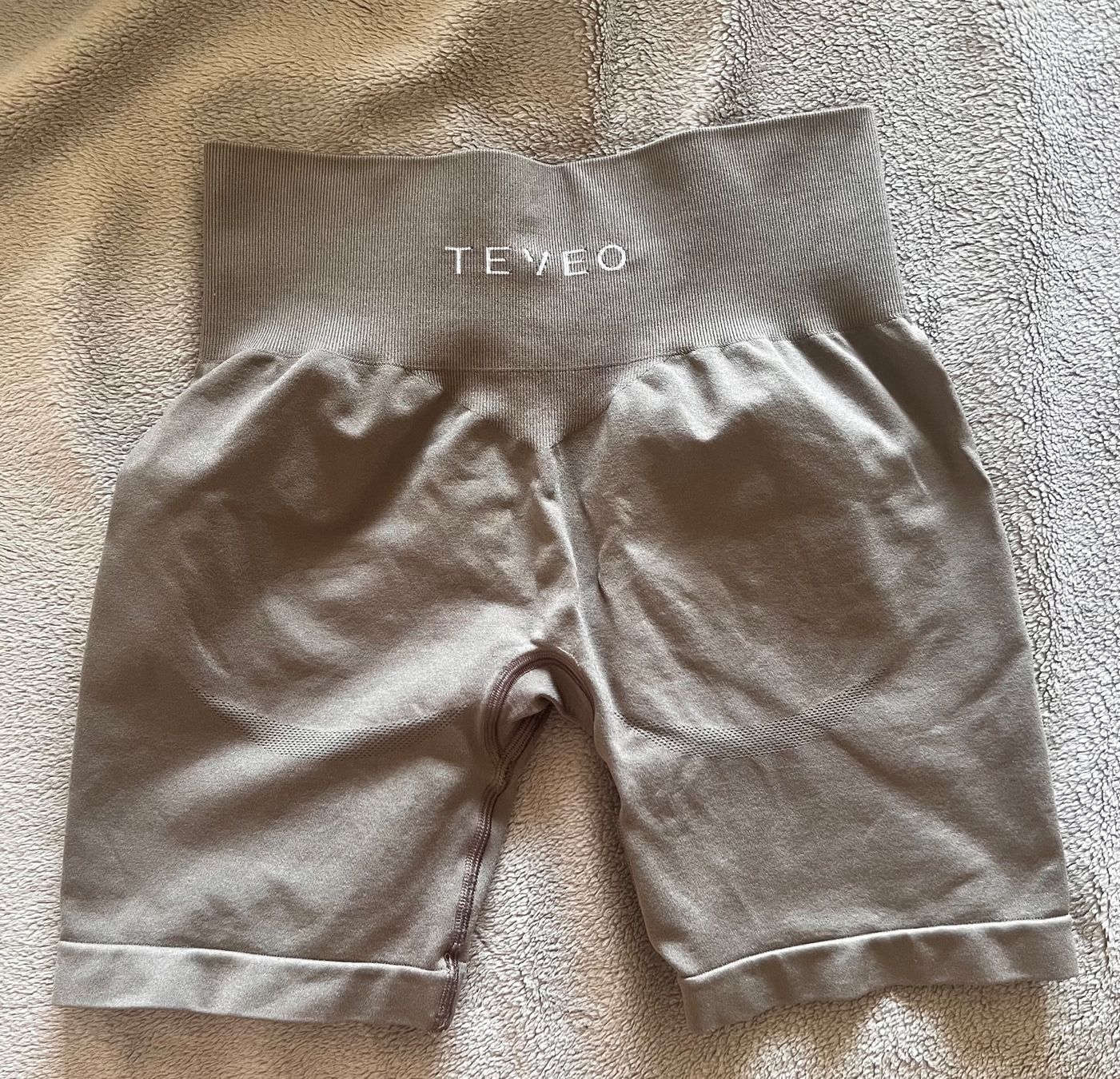 Teveo Leggings: Teveo Classy Shorts Taupe M – Gebraucht aus Riehen von fab_zz85