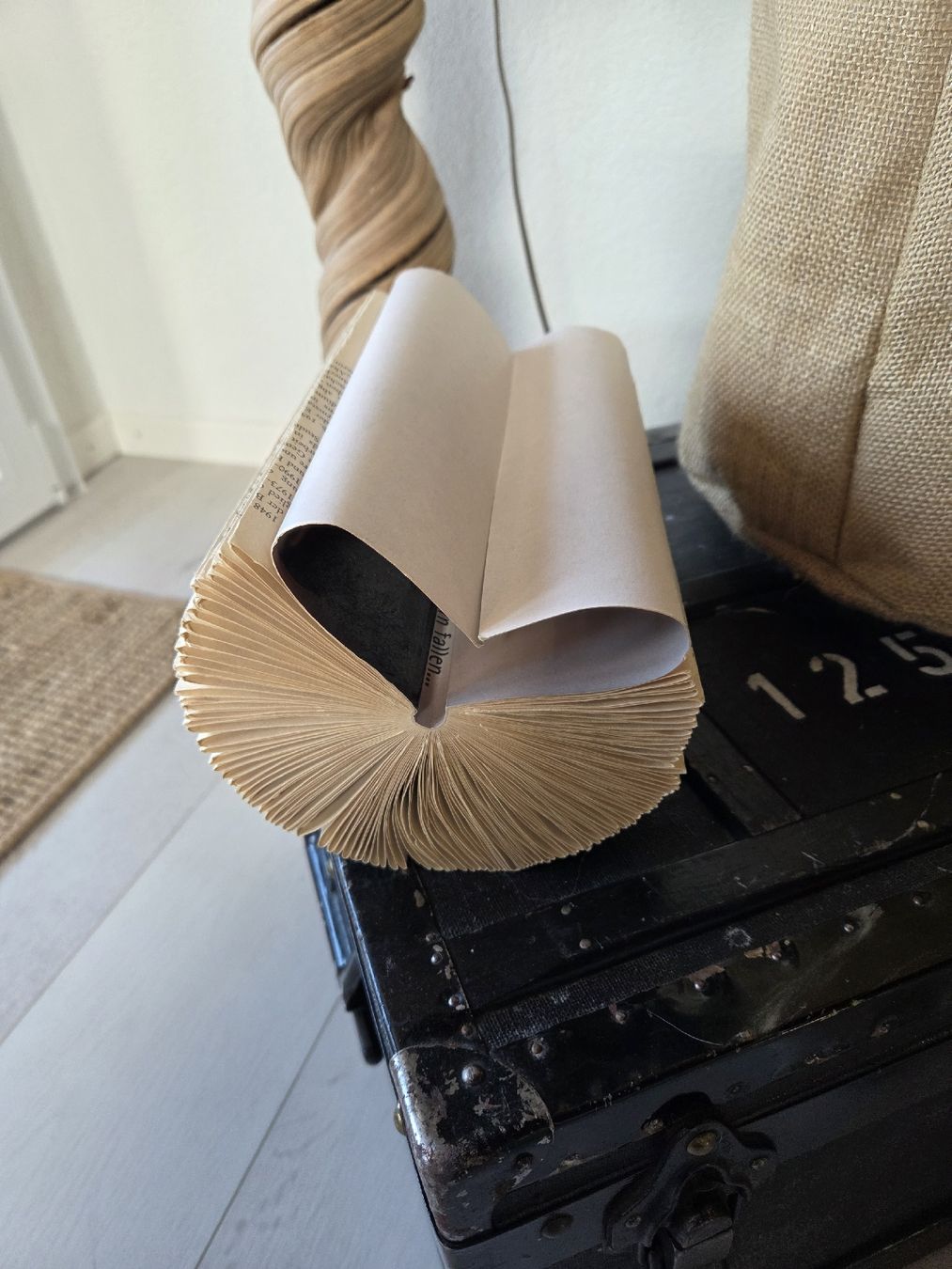 Toutes les décorations: gefaltetes Buch zu Deko-Zwecken oder als Notizhalter – D'occasion à Grosshöchstetten par Dirue