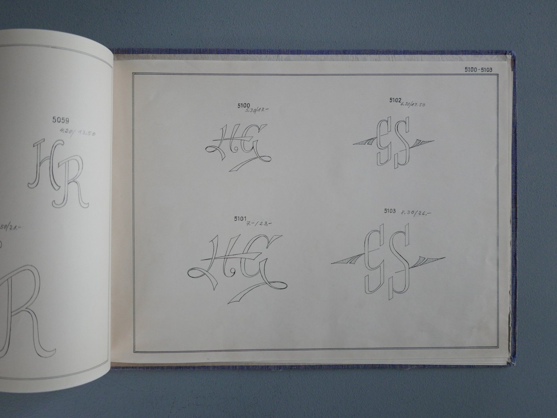 Bücher: ANTIKES MUSTERBUCH VORLAGE GESTICKTE MONOGRAMME – Gebraucht aus Balgach von Zwischenraum 4
