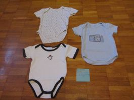 Lot de 3 bodys à manches courtes taille 62 plutôt larges