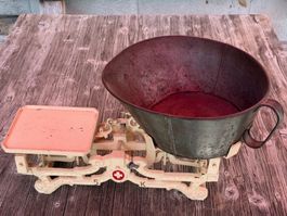 ANTIKE HAUSHALTSWAAGE MIT SCHALE UND SCHWEIZER WAPPEN