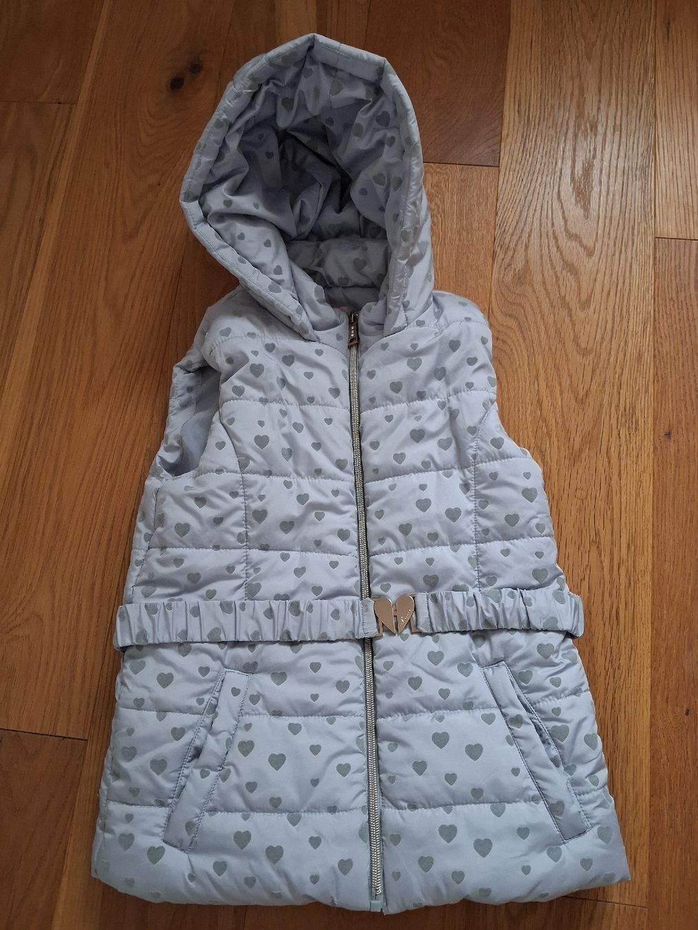 Autres vêtements fille: Steppweste mit Herzen Grösse 134 – D'occasion à Roggliswil par buechi82