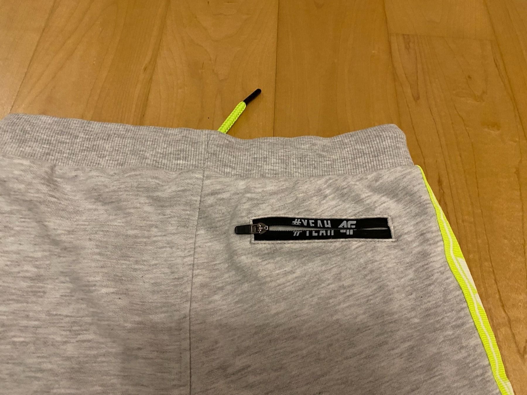 Pantaloni: Sporthose grau von 4F Gr. 128 – Nuovo (secondo la descrizione) da Flawil venduto da savoypremium 3