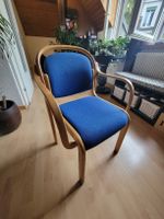 Blauer Vintage Polsterstuhl, Echtholz mit Armlehne