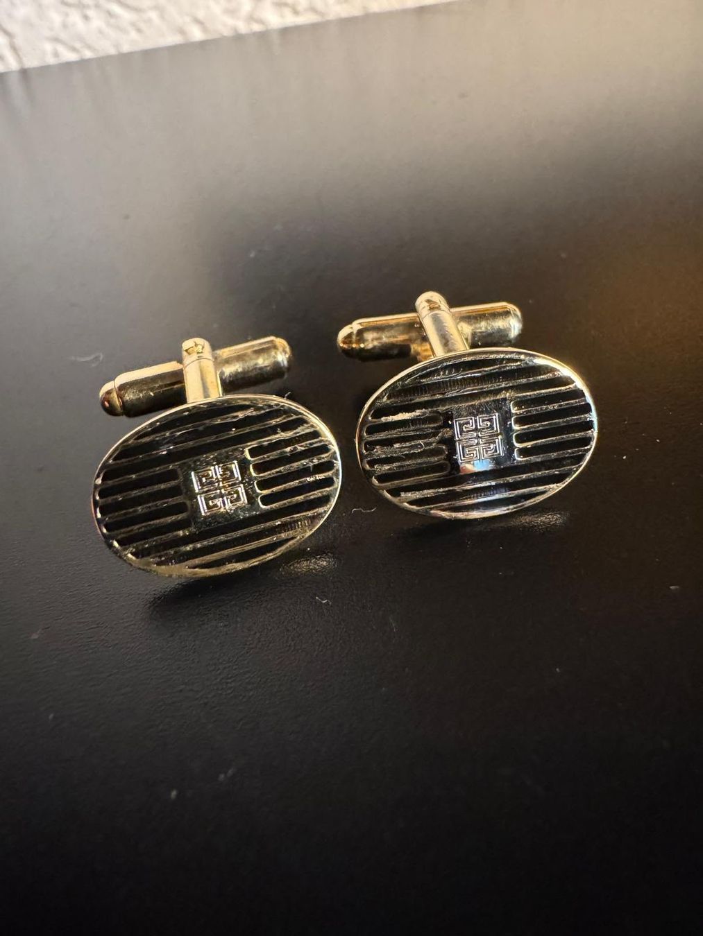 Givenchy Gemelli: Givenchy Manschettenknöpfe – Usato da Winterthur venduto da Dejv