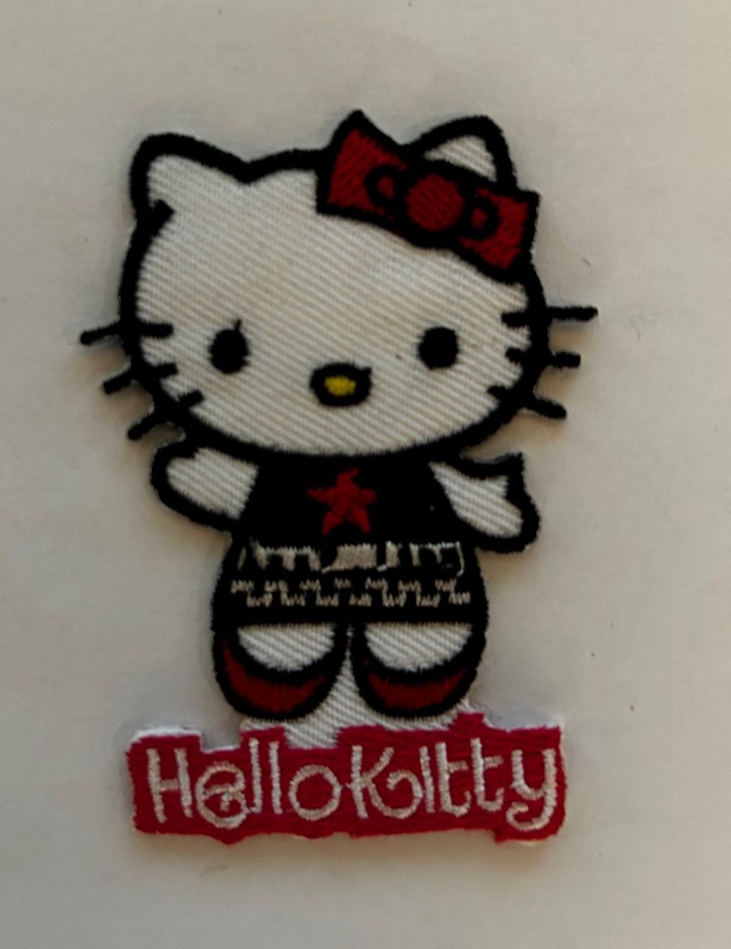 Hello Kitty Toppe: Hello Kitty Aufnäher Rock n Roll mit Schrift Badge Flick – Nuovo e nell'imballaggio originale da Dättlikon venduto da easythings