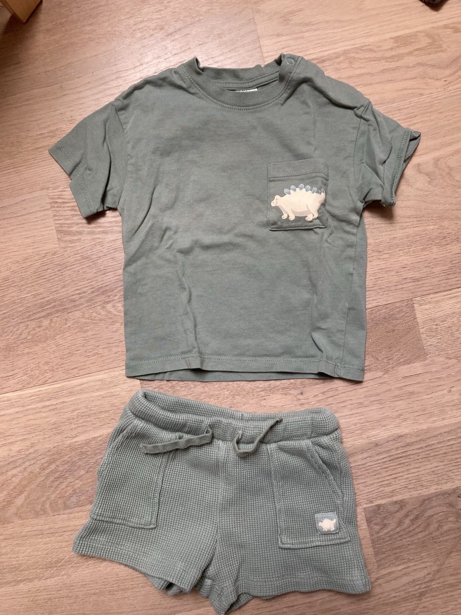 H&M Kleiderpakete & -sets: Sommerset dinosaurier Grösse 74 – Gebraucht aus Kefikon ZH von Klukka97