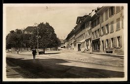 AK Aarburg, Strassenansicht mit Häuserreihe und Platz
