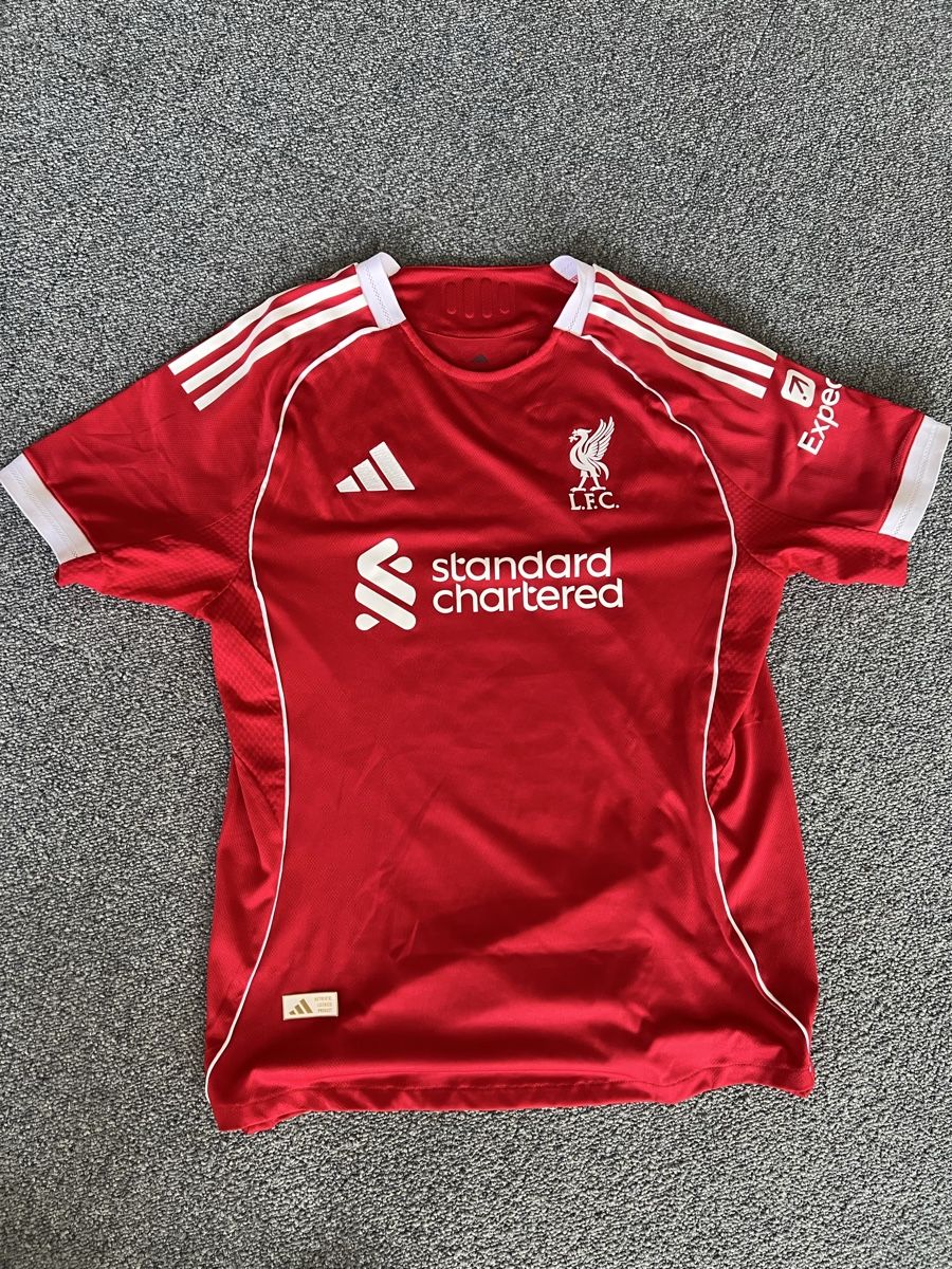 Leibchen & Hosen: Maillot Liverpool 2025 2026 – Gebraucht aus Oulens-Echallens von kem_5skl