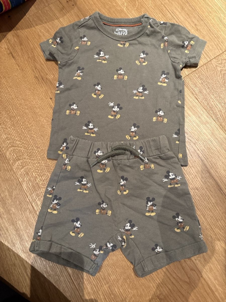 C&A Lotti & Set di vestiti: Jungen Oberteil mit Shorts 86 – Usato da Birrhard venduto da kristiii