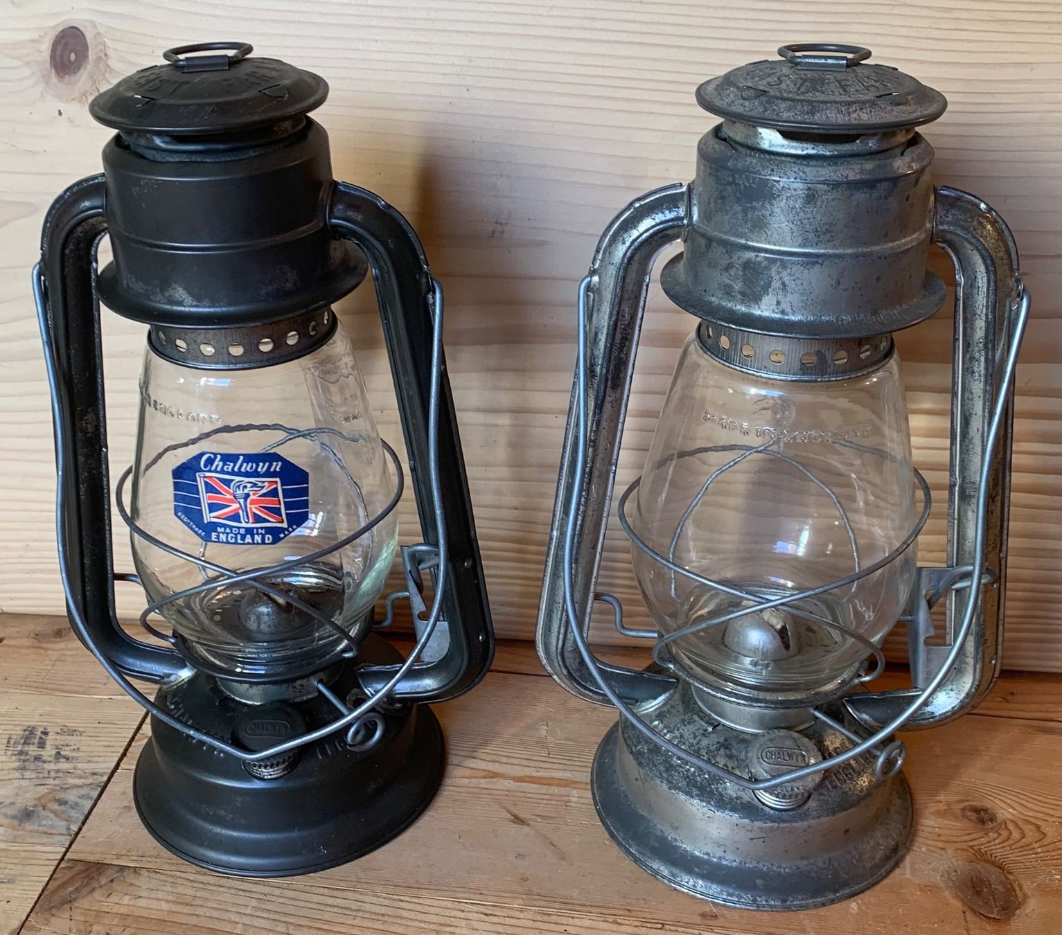 Lampes & Eclairage: 2 Petrollaternen Chalwyn der CH Armee – D'occasion à Goldingen par Bergler012