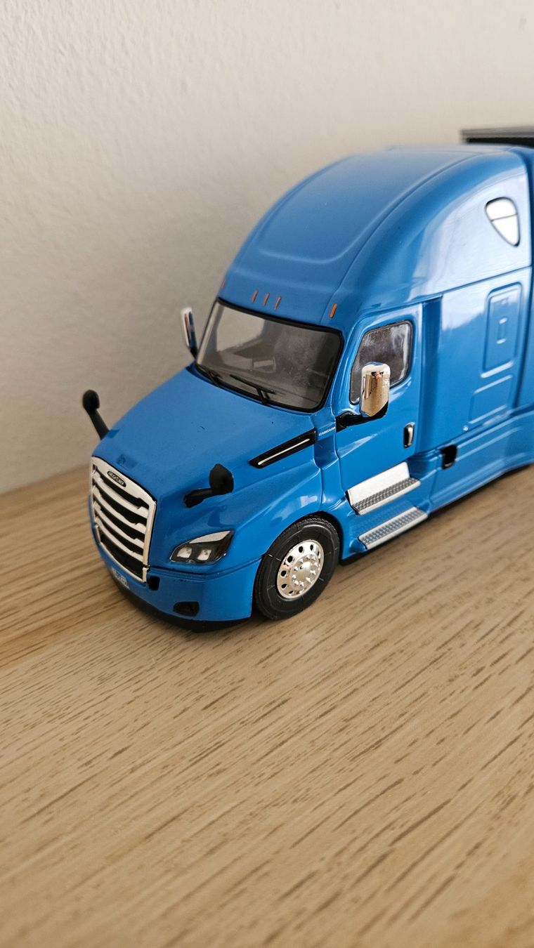 IXO Modellini d'auto: IXO Freightliner Truck 1:43 – Usato da Basel venduto da luk_qv8t 2