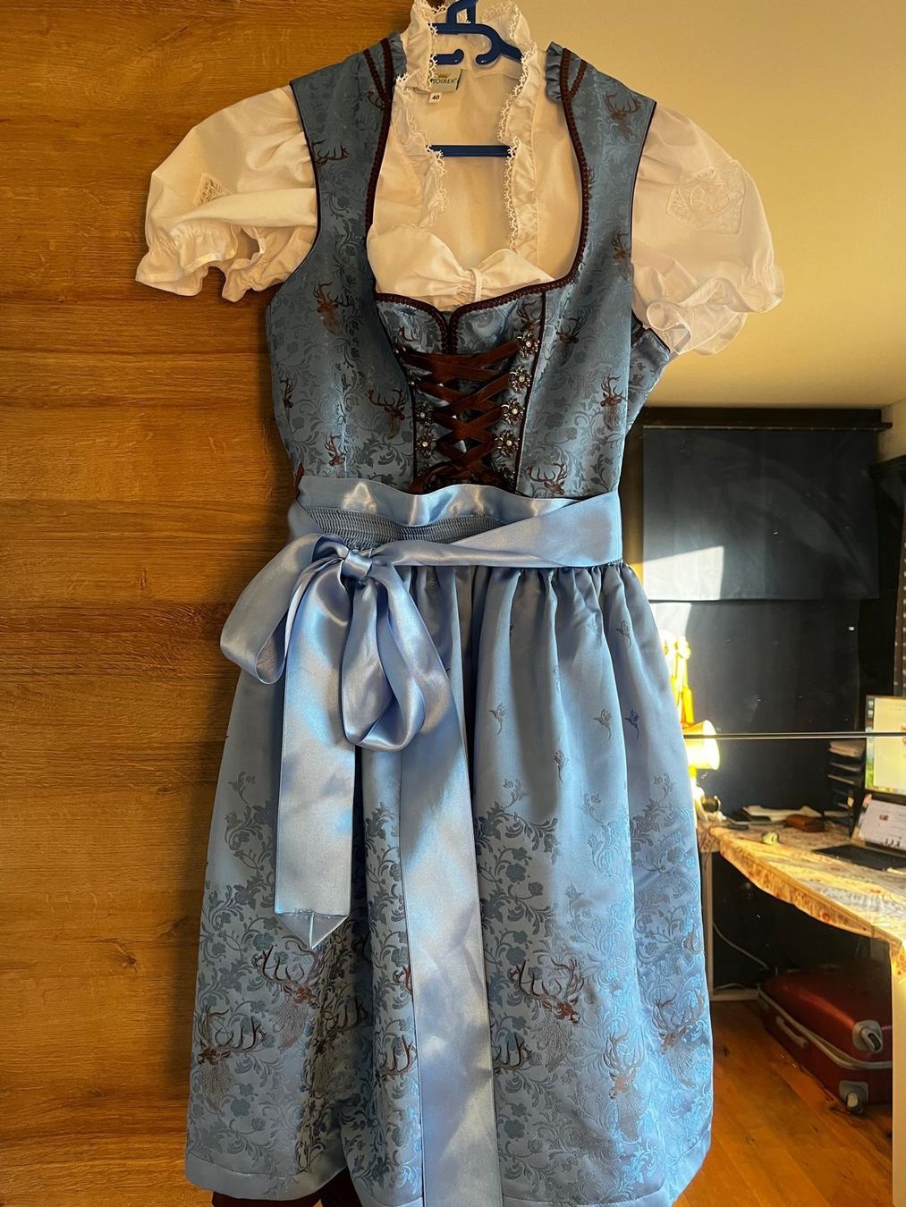 Costumi: Dirndl Bergweiss 40 mit Bluse – Nuovo (secondo la descrizione) da Rapperswil SG venduto da ale_xg9f