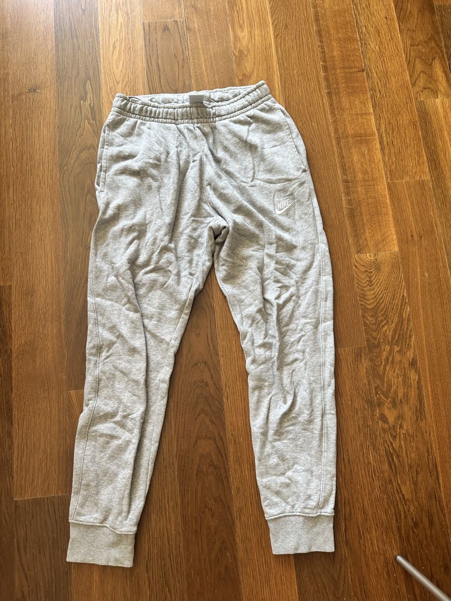 Nike Pantalons: Graue Nike Jogginghose – D'occasion à Killwangen par nin_8t2t