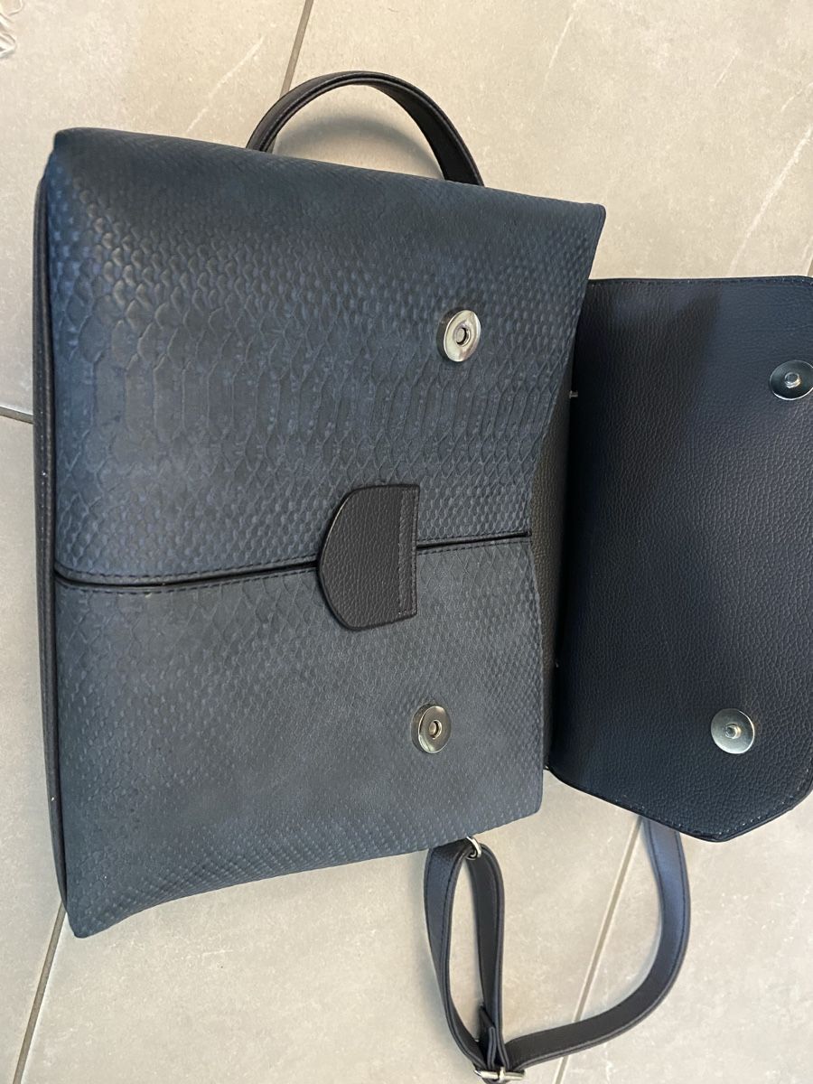 Taschen für Damen: Dunkelblaue Handtasche mit mattem Schlangenmuster Kunstleder – Neu (gemäss Beschreibung) aus Hünenberg See von lar_9zjk 3