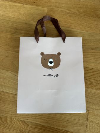 Geschenktasche mit Bär Motiv - Perfekt für jedes Geschenk!