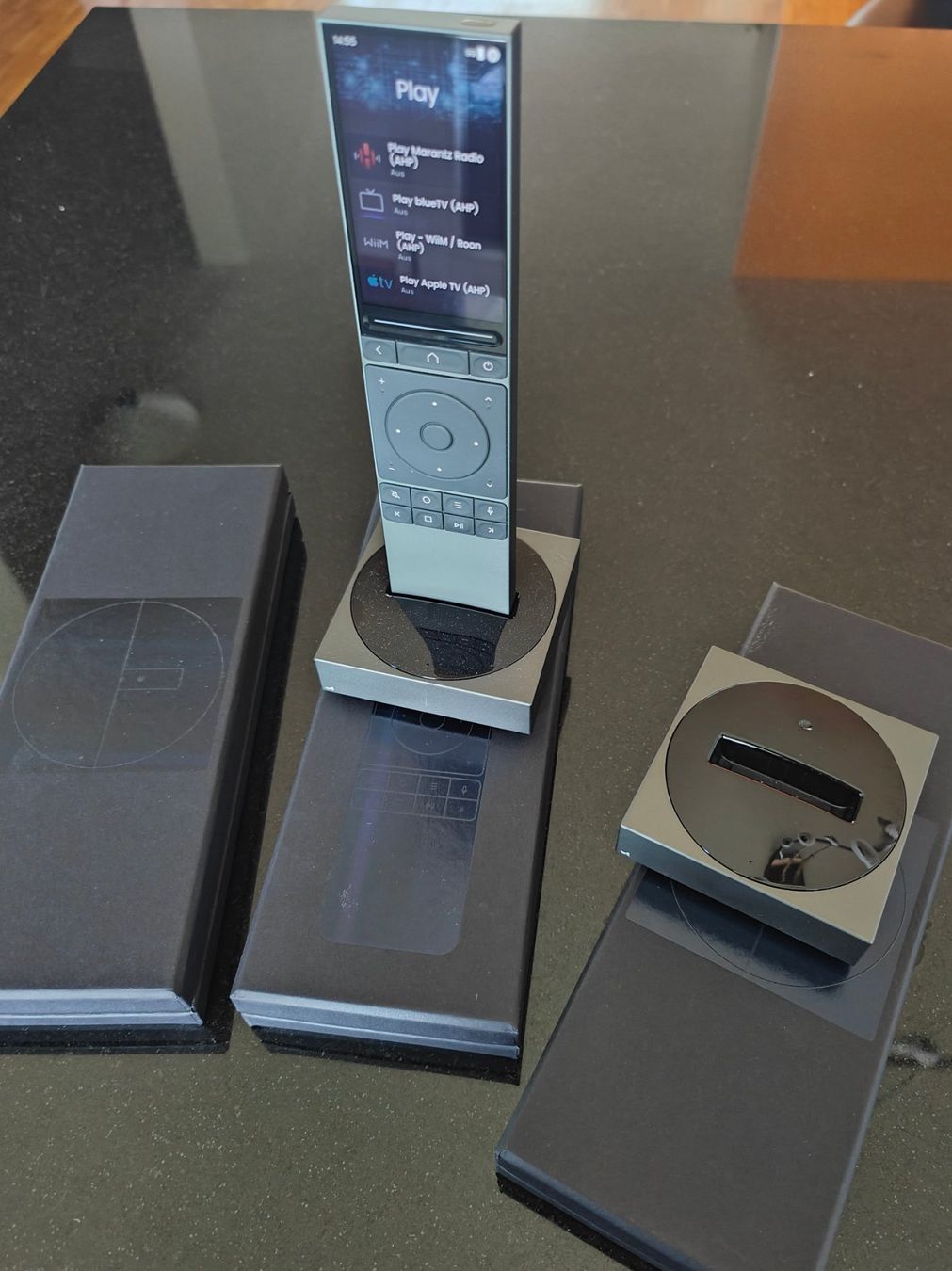 Fernbedienungen: YIO - Unfolded Circle Remote 3, inkl. 2x Dock – Gebraucht aus Wädenswil von Cougar0