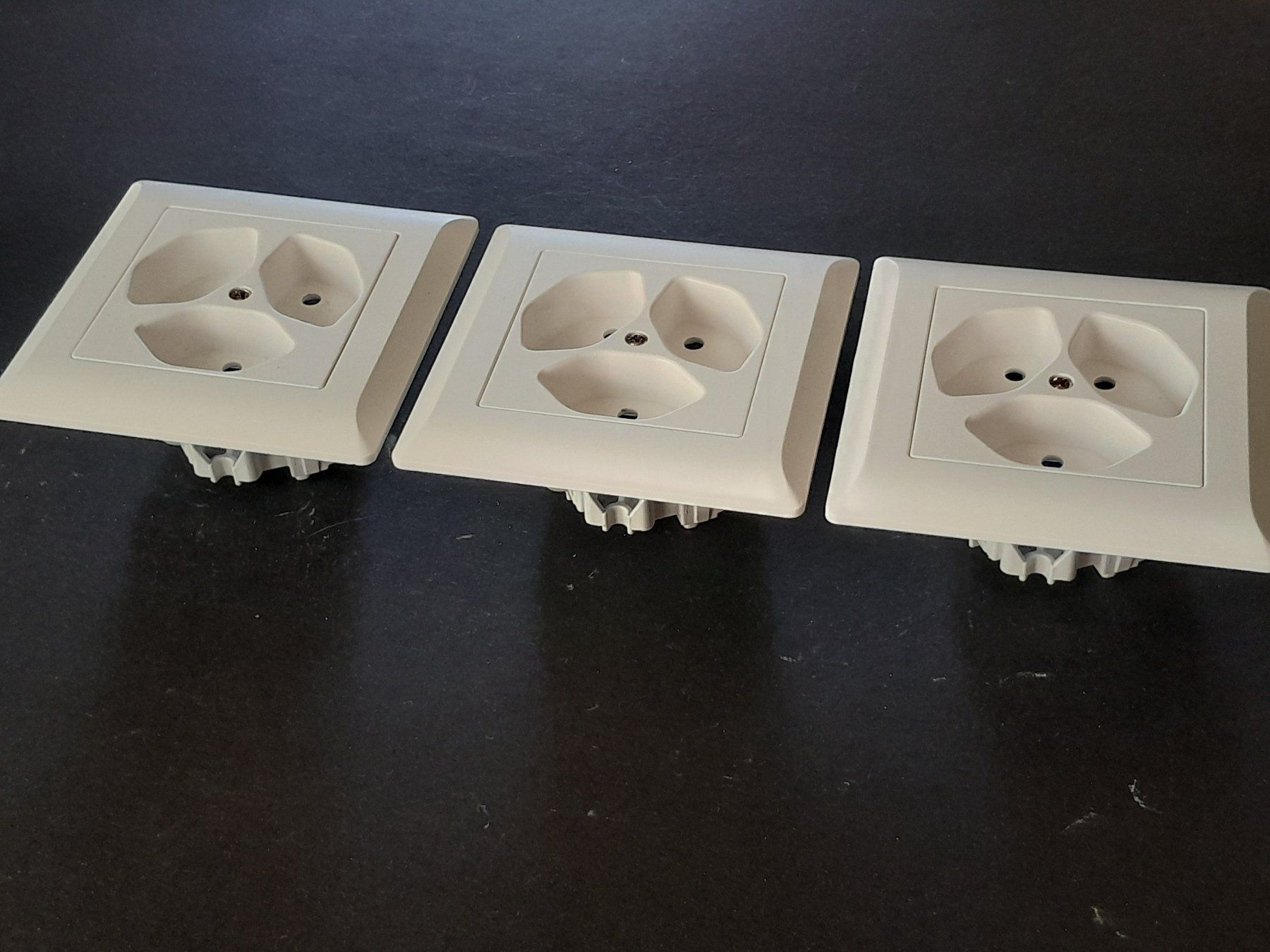 Hager Spine: Hager kallysto.line Steckdosen 3xT13, 3 Stk. – Usato da Zürich venduto da raphahello 1