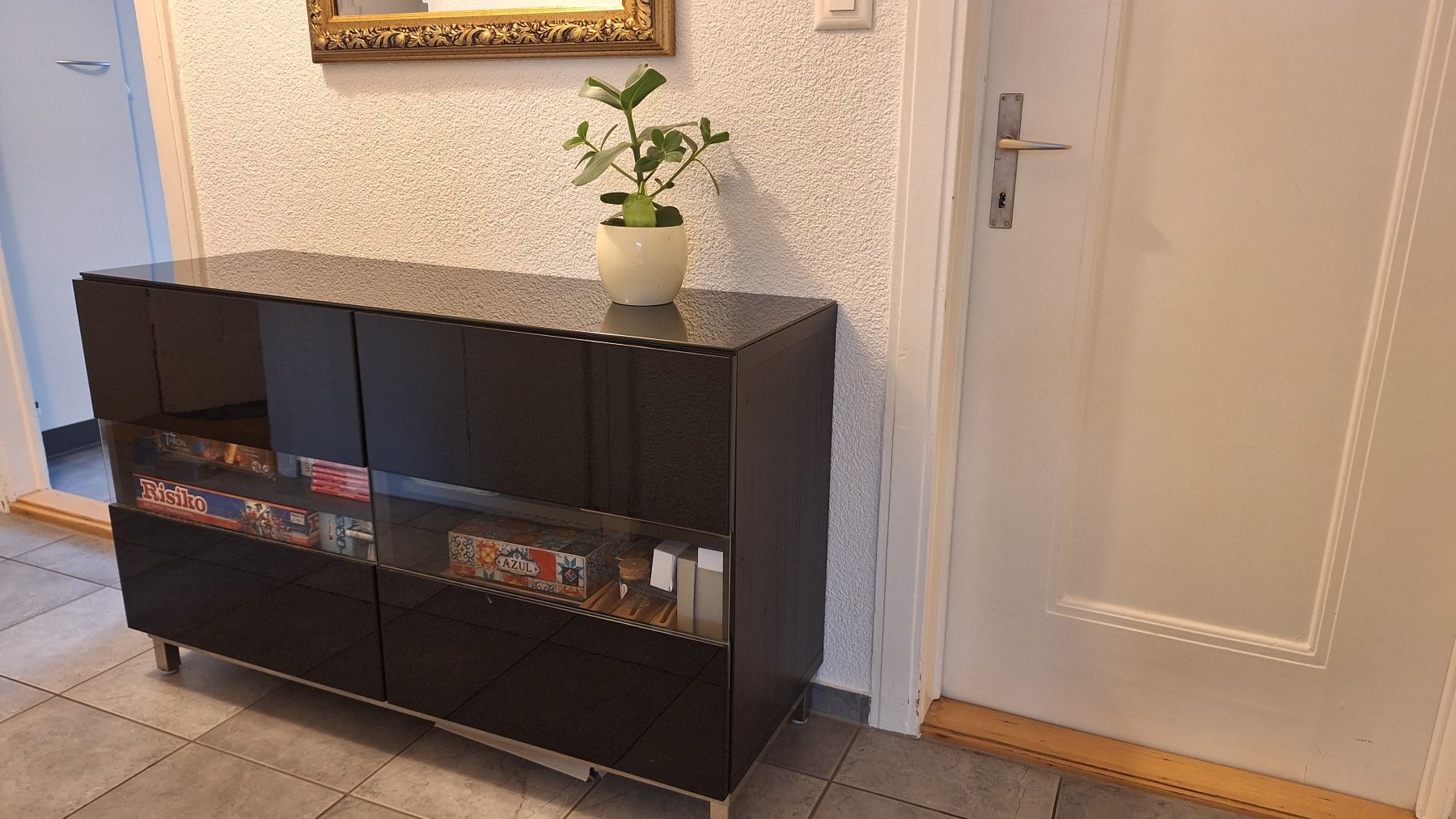 Cassettiere: Elegantes Hochglanz-Sideboard schwarz mit Glasablage – Usato da Zürich venduto da joh_5qf9