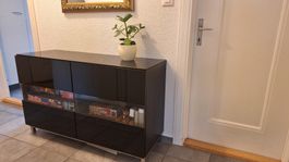 Elegantes Hochglanz-Sideboard schwarz mit Glasablage