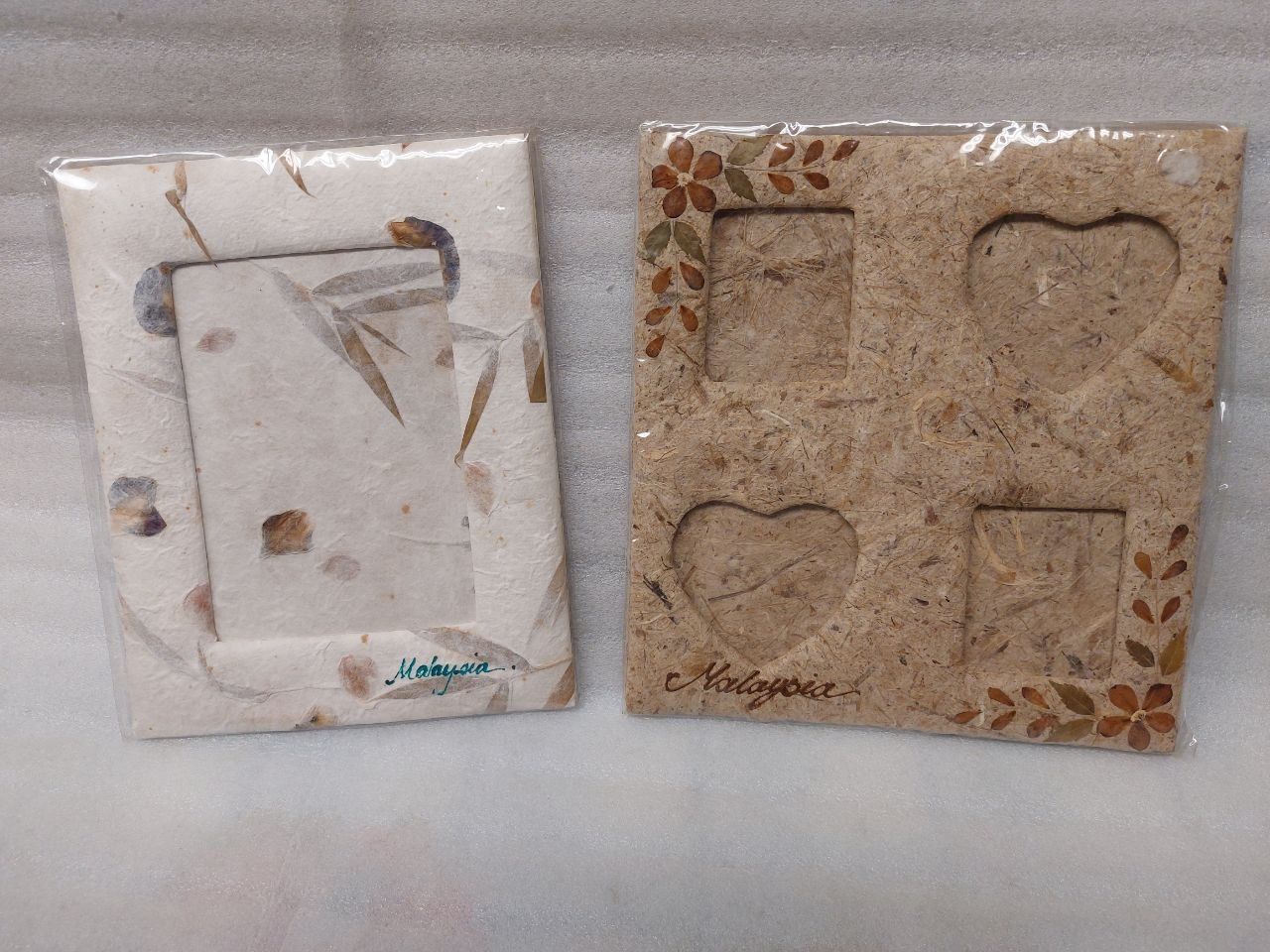 Cornici: 2 handcrafted papier-mâché frames from Malaysia - Frs 1 – Nuovo e nell'imballaggio originale da Pambio Noranco venduto da TREBORLOP