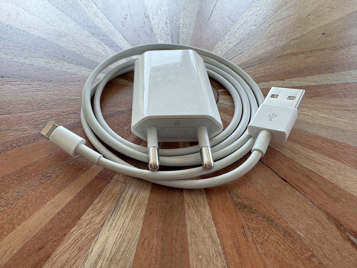 Apple Kabel: Lightning USB Ladekabel Ladegerät Data iPhone 11 12 13 14 – Gebraucht aus St. Gallen von hae_6rmh 3