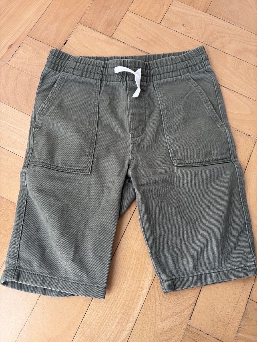 H&M Pantaloni: Short H&M vert kaki taille 140  – Usato da Sion venduto da Nelsonkatz