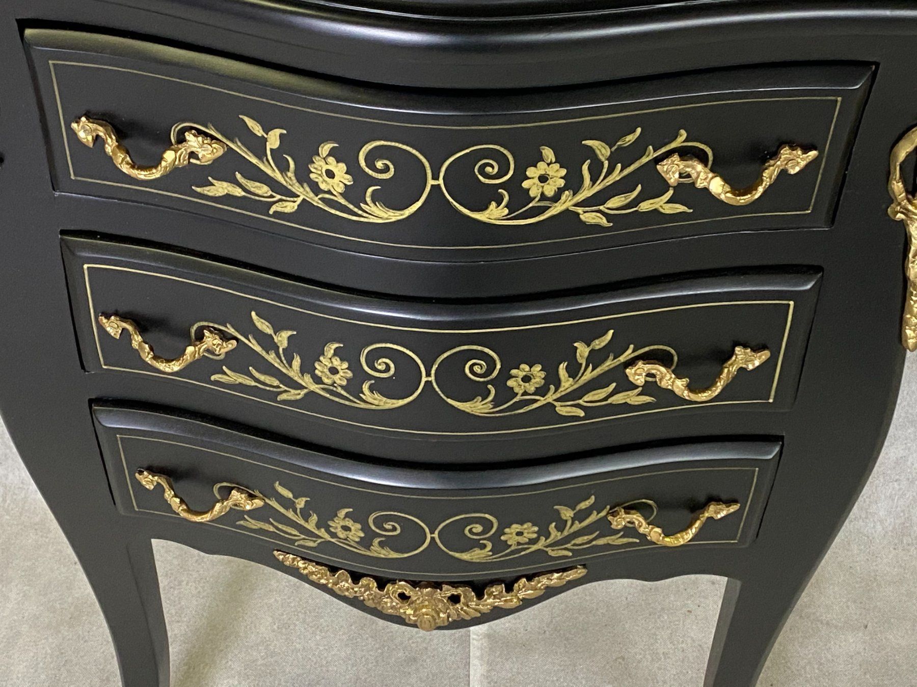 Cassettiere: Commode de style Louis XV. – Usato da geneve venduto da louisart 2
