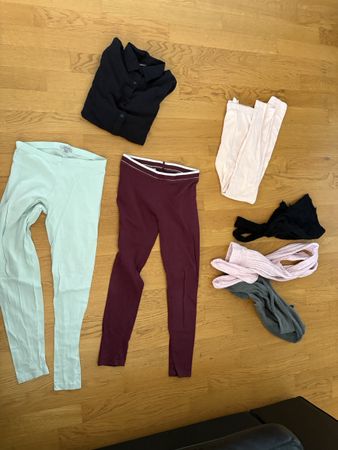 Kleiderpaket Gr. 146 / 152 Leggings, Pyjamahosen, Hemd