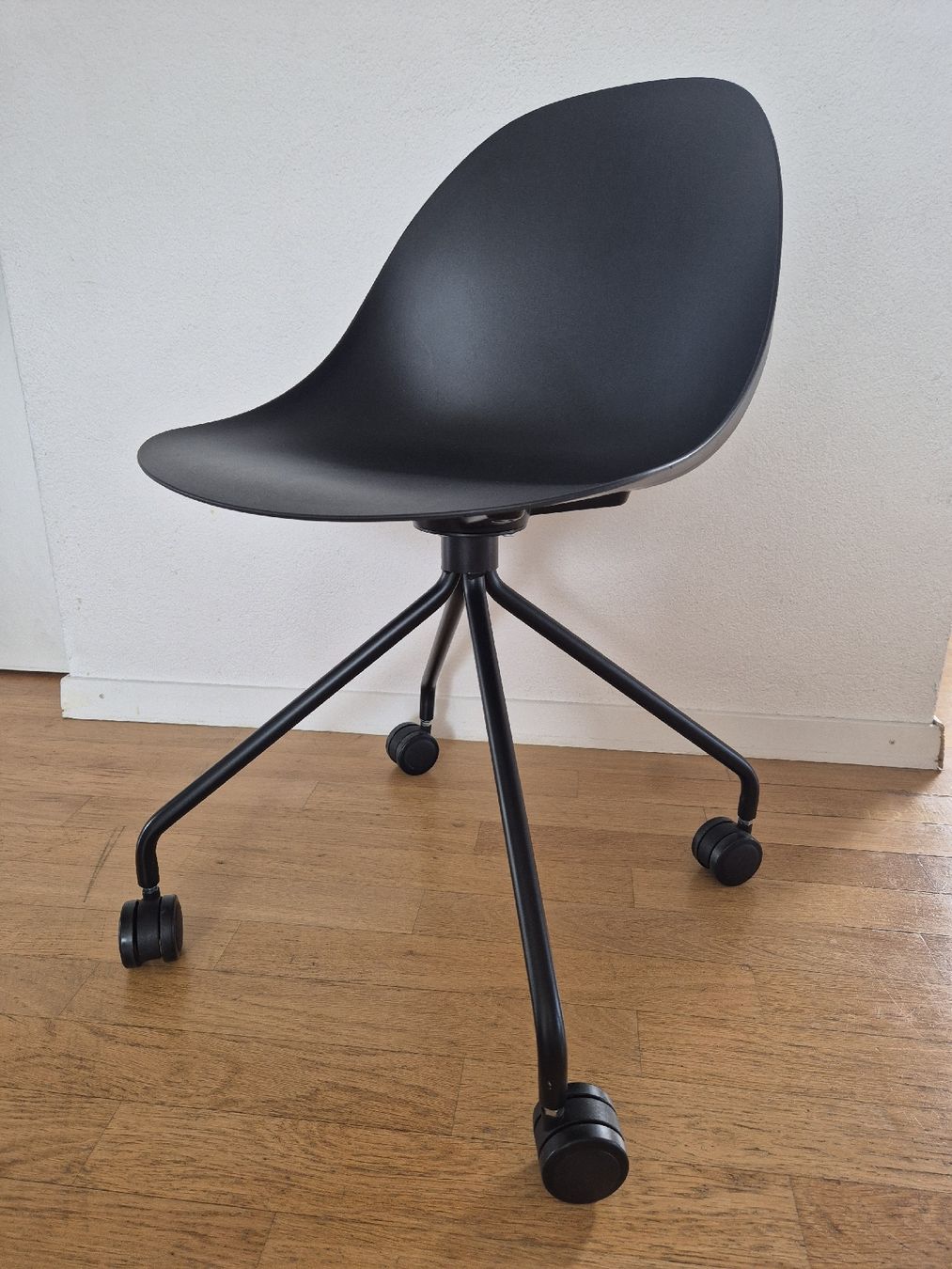 Livique Chaises: Schwarzer Bürostuhl – D'occasion à Spiez par LiquidFrog