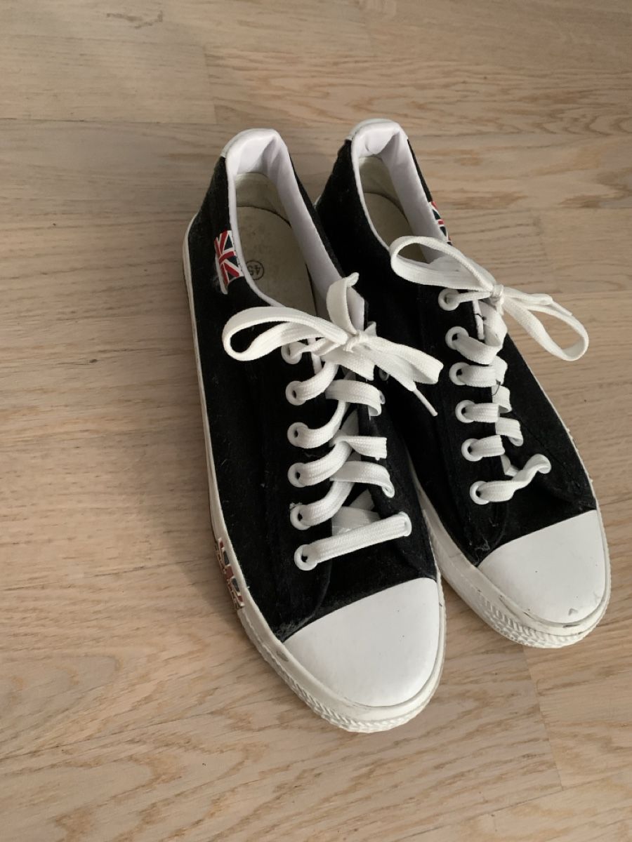 Scarpe da uomo: Sneakers Schwarz – Usato da St. Gallen venduto da menchild 1