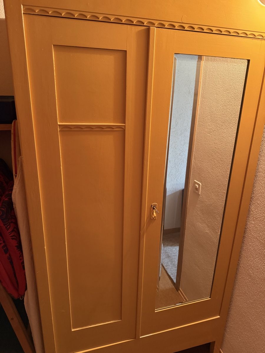 Armadi: Kleiderschrank mit Spiegel, goldfarben – Usato da Nidau venduto da Opal98