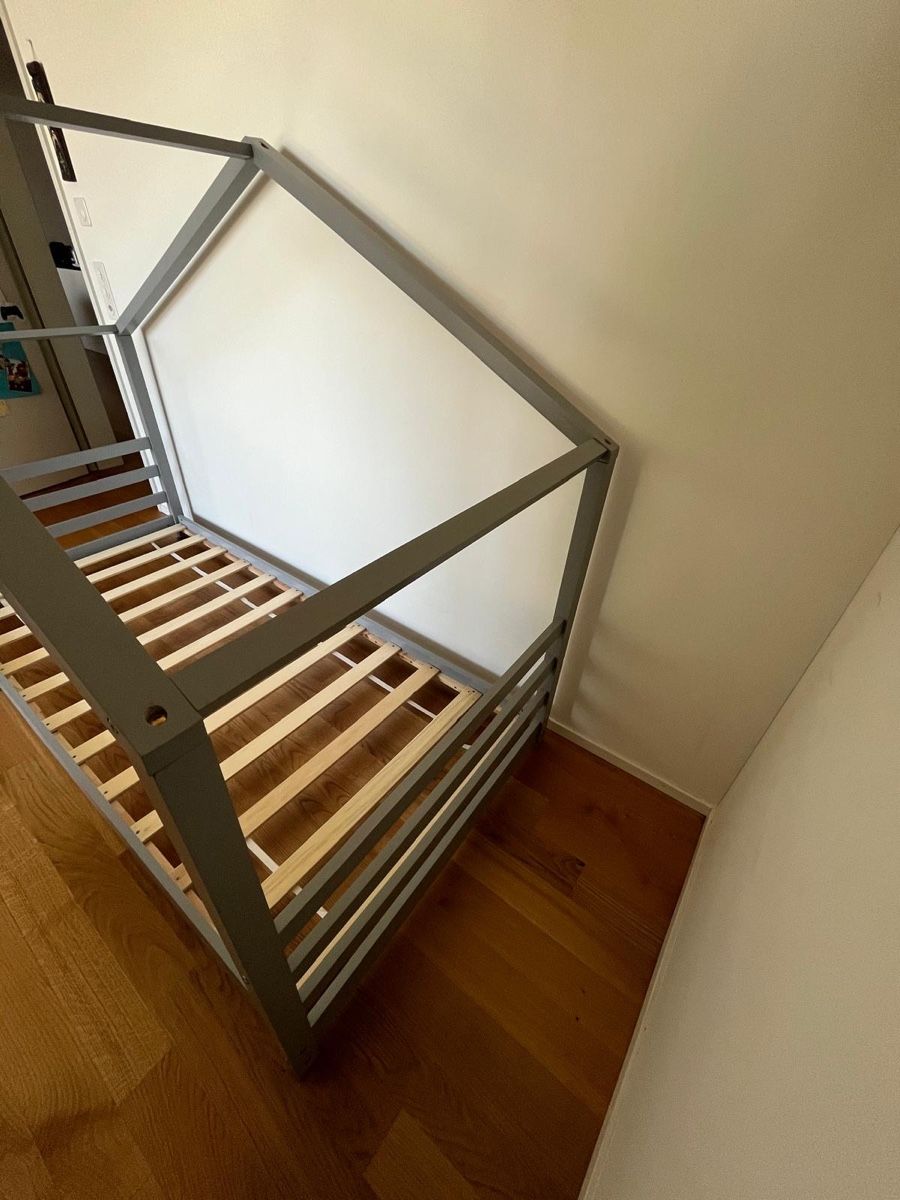 Letti: Low Montessori house bed, solid wood  – Usato da Zürich venduto da Ioana.b 3