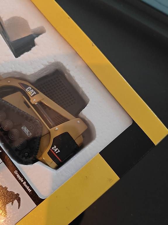 Modellbausätze & Standmodelle: CAT 247B2 Multi Terrain Loader 1:32 originalverpackt – Gebraucht aus Oftringen von nyf_dg58 3