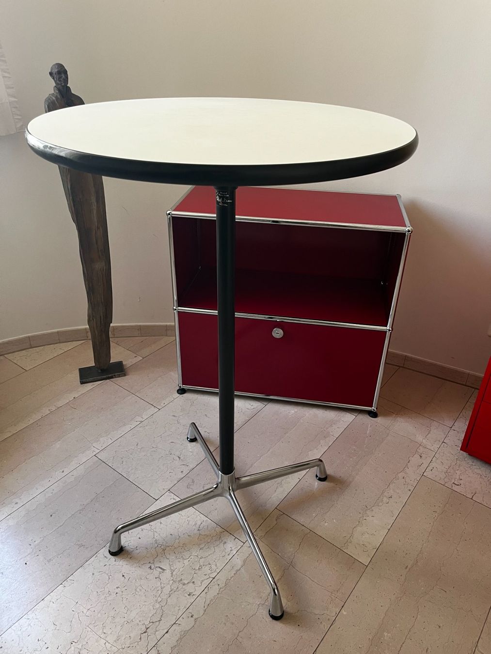 Eames Tavoli: Eames Runder Stehtisch Bistrotisch Eames Contract von Vitra – Usato da Zürich venduto da Allrounders 1