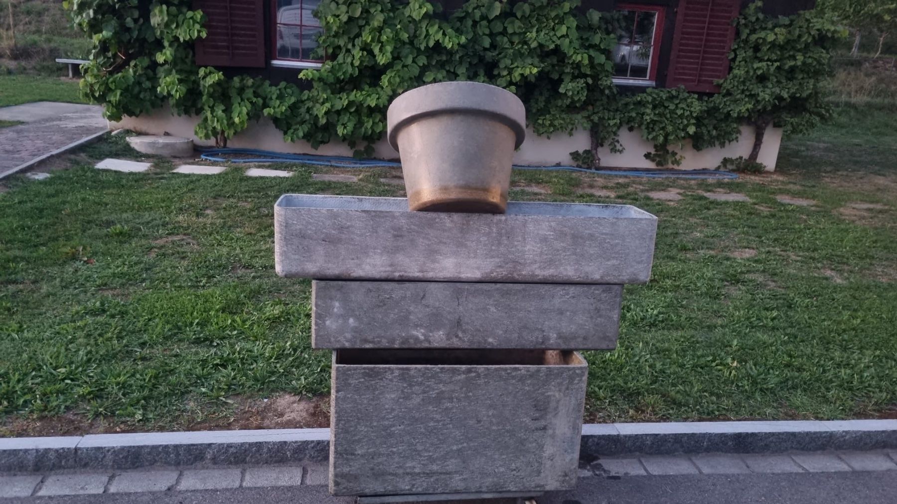 Vasi per fiori: 3 Pflanzentröge  & 1 Blumentopf – Usato da Oberengstringen venduto da George0070 4
