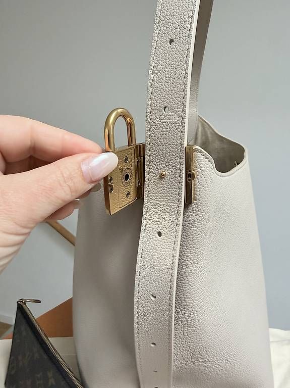 Louis Vuitton Borse da donna: Louis Vuitton Low Key Hobo Bag – Usato da Reinach BL venduto da Wardrobe-Ladies 3