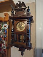 Antike Wanduhr mit Adler, schönes Schnitzwerk, guter Zustand