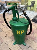 BP Ölpumpe Handpumpe grün antik gebrauchter Zustand