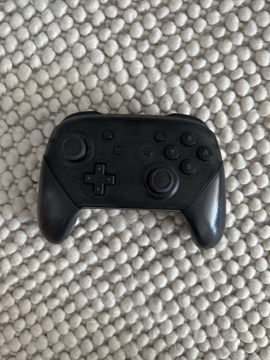 Nintendo Manettes: Nintendo Switch Pro Controller schwarz guter Zustand – D'occasion à Wabern par submersible