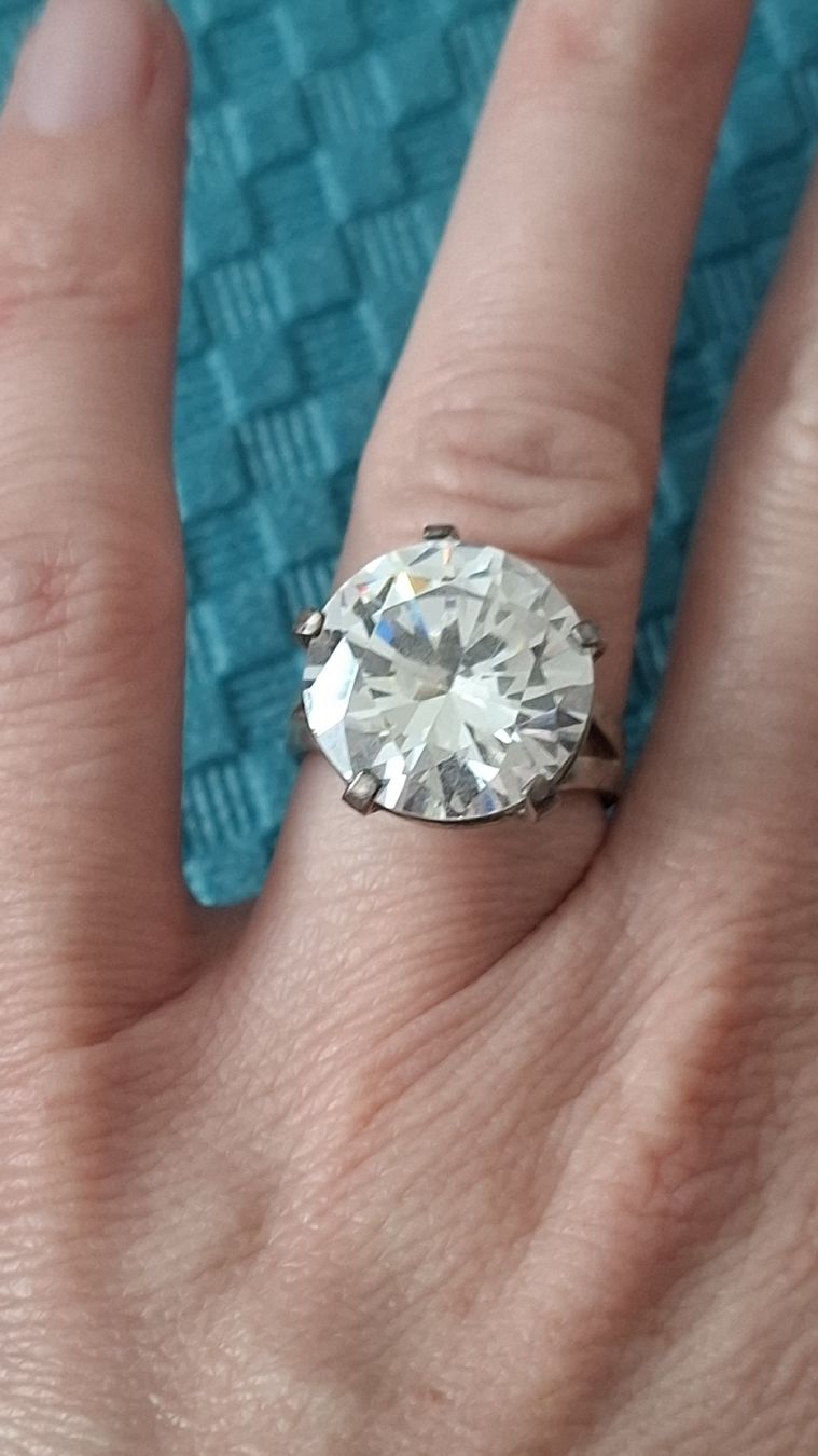 Anelli: Funkelnder Ring mit grossem Stein, 925 Silber – Usato da Rotkreuz venduto da PrelovedPicks
