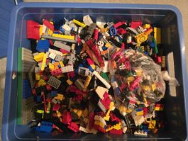 LEGO Bausteine und Figuren in blauer Box gebraucht